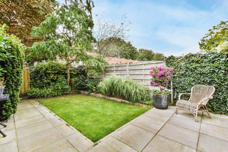 patio trasero con jardín al aire libre