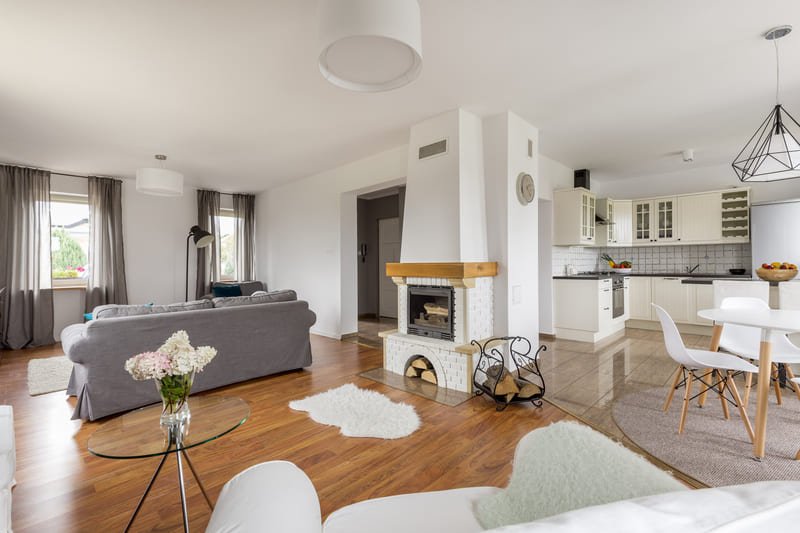 sala con chimenea, acabados de lujo